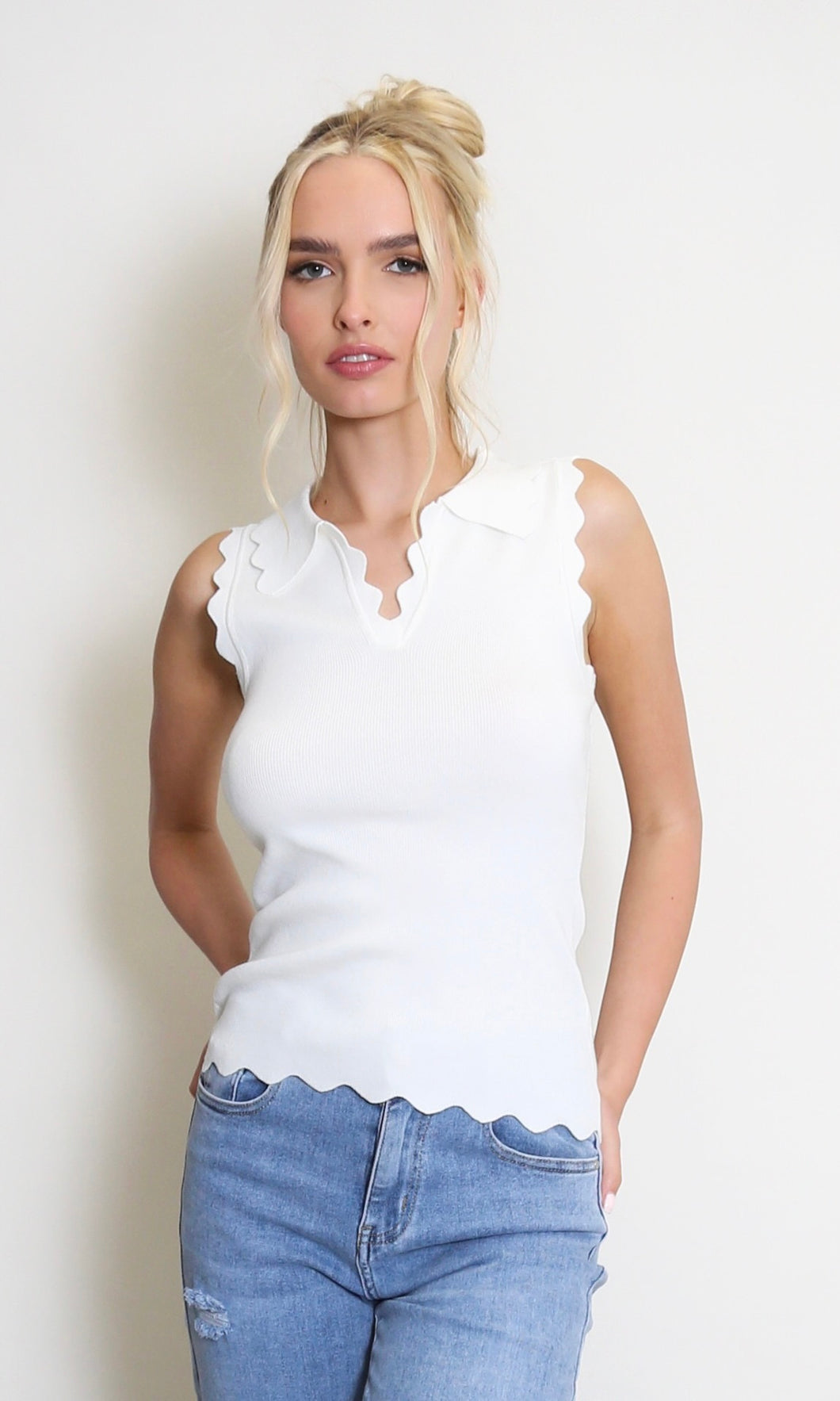 White Fine Knit Scallop Hem Top With Collar