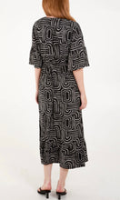 Load image into Gallery viewer, BLACK AND WHITE GEOMETRIC V-NECK PRINT SHIRRED WAIST MIDI DRESS