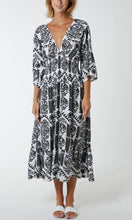 Load image into Gallery viewer, Black Patterned Shirred Midi Dress