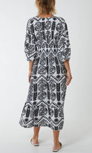Load image into Gallery viewer, Black Patterned Shirred Midi Dress